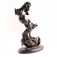 Скульптура «Резвящиеся лошади»